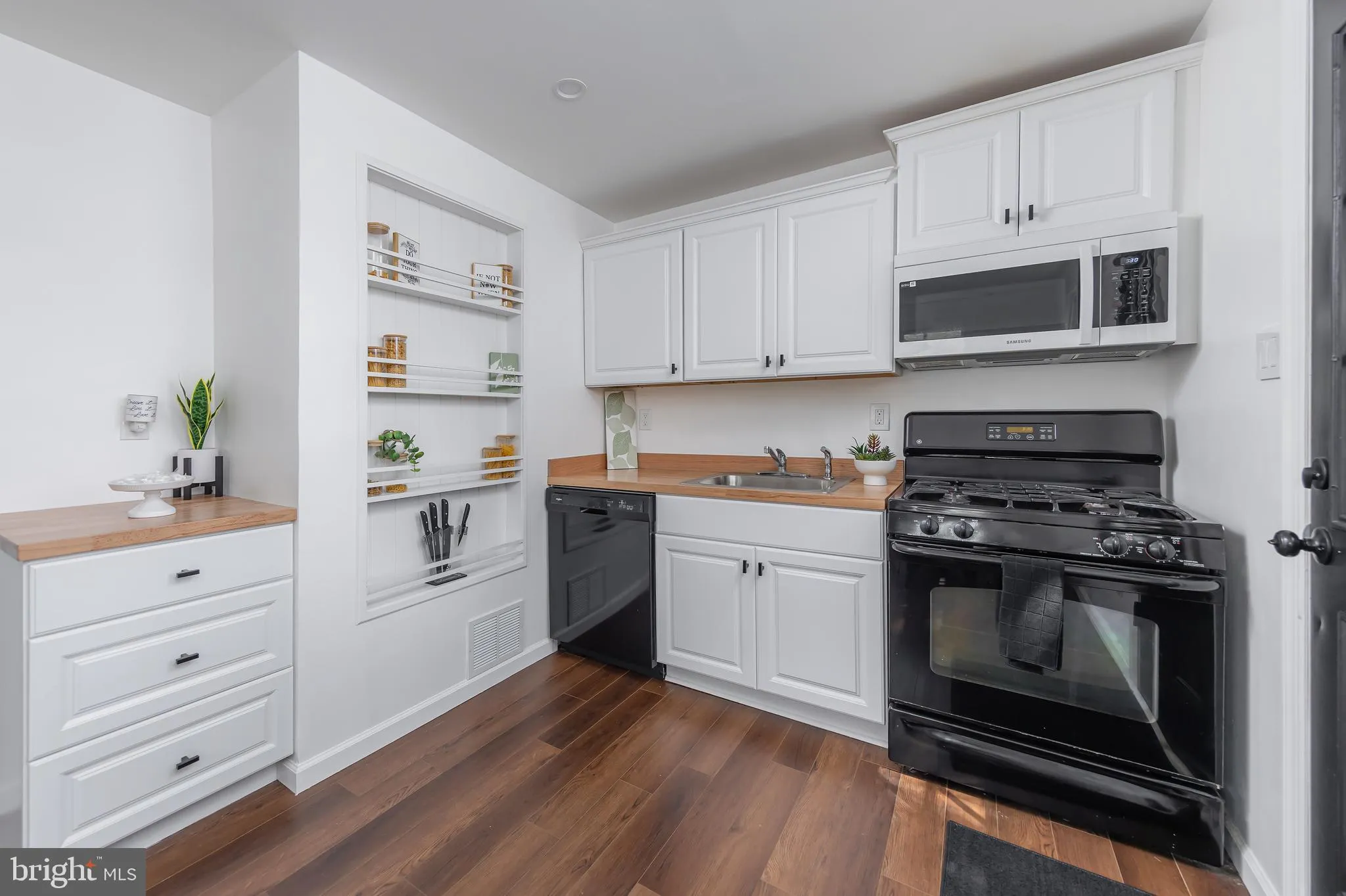 West Deptford, New Jersey 08096, United States, 3 Bedrooms Bedrooms, ,1 BathroomBathrooms,Residential,Active,169494