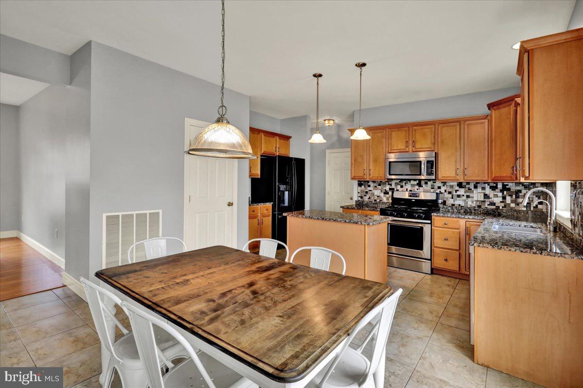 LINCOLNS MEADOW - Residential