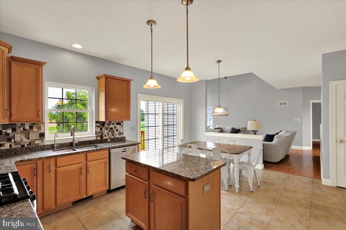LINCOLNS MEADOW - Residential
