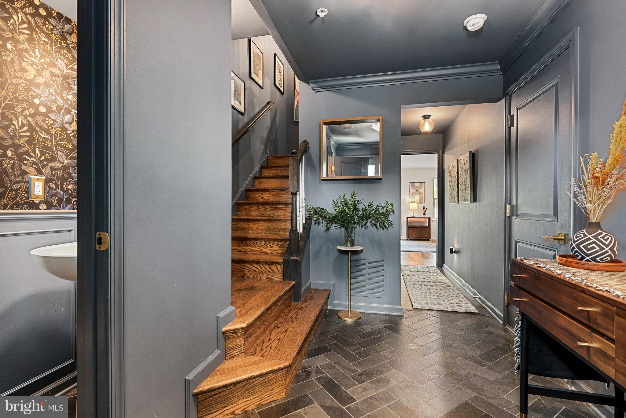 742 THURLOW COURT