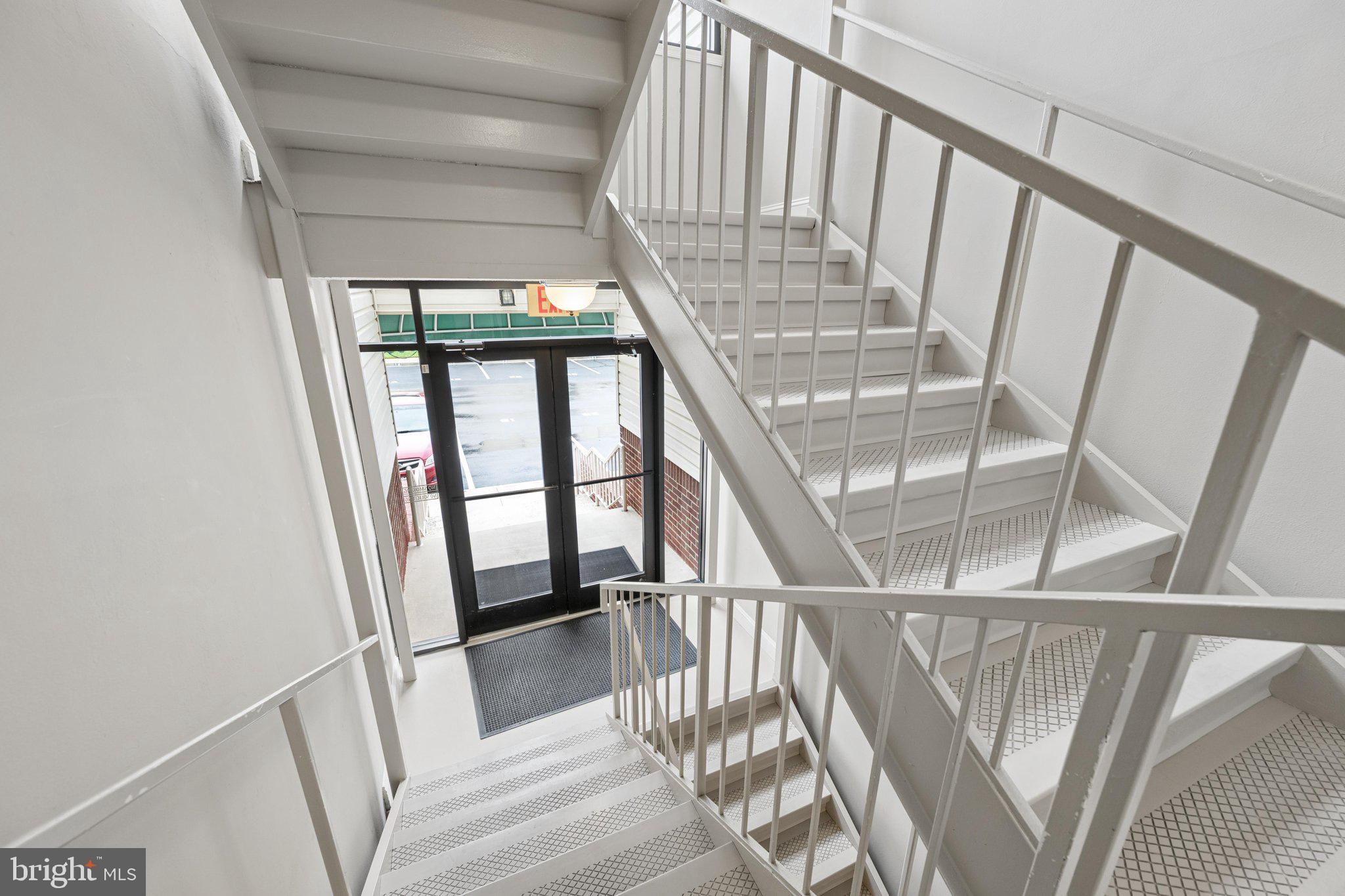 2108 WHITEHALL 1B
