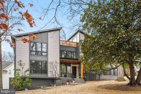 Photo of 4825 Great Oak Road, ROCKVILLE, MD 20853 (MLS # MDMC2191614)