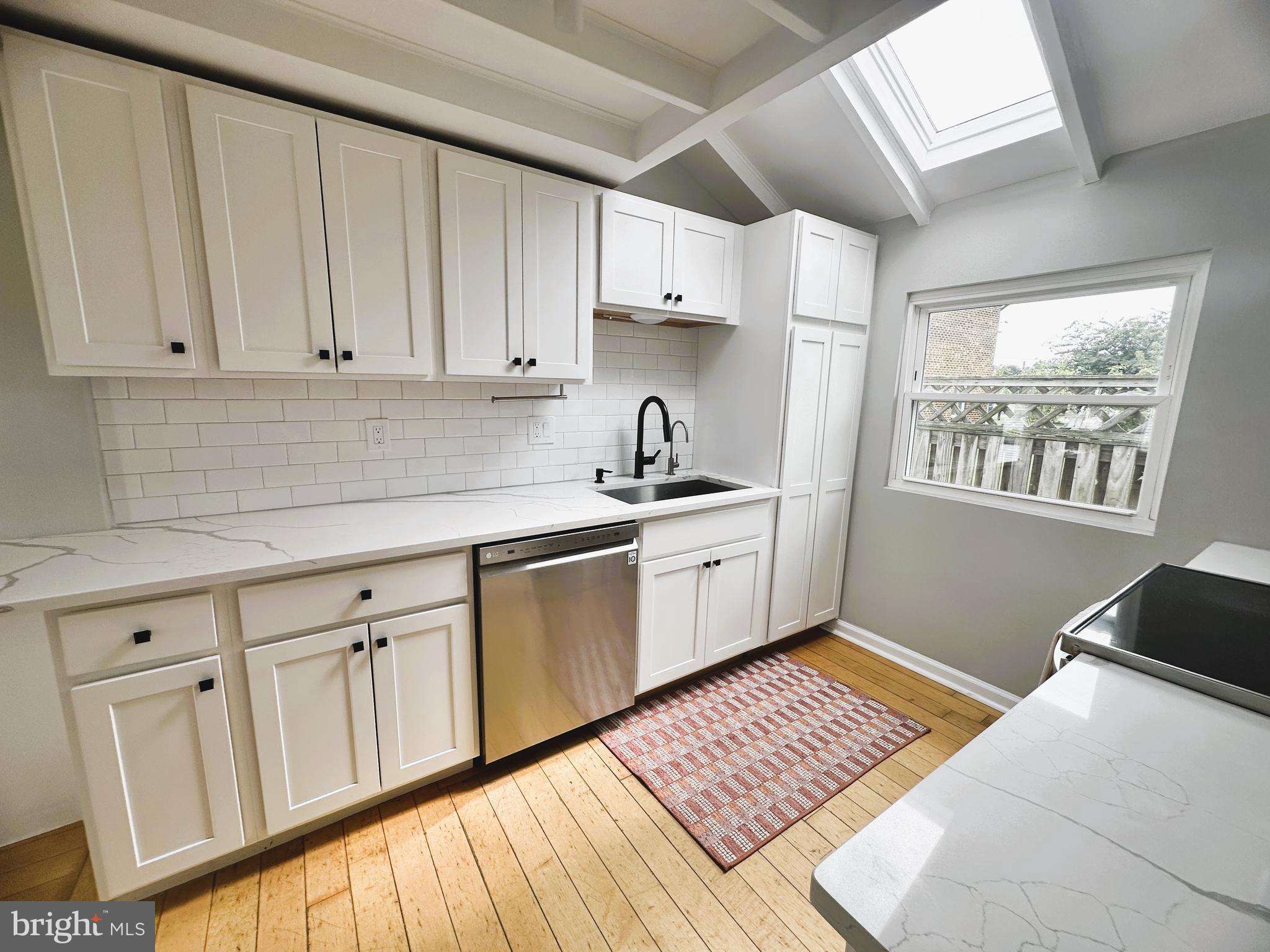 WOODLAND BEACH - Residential