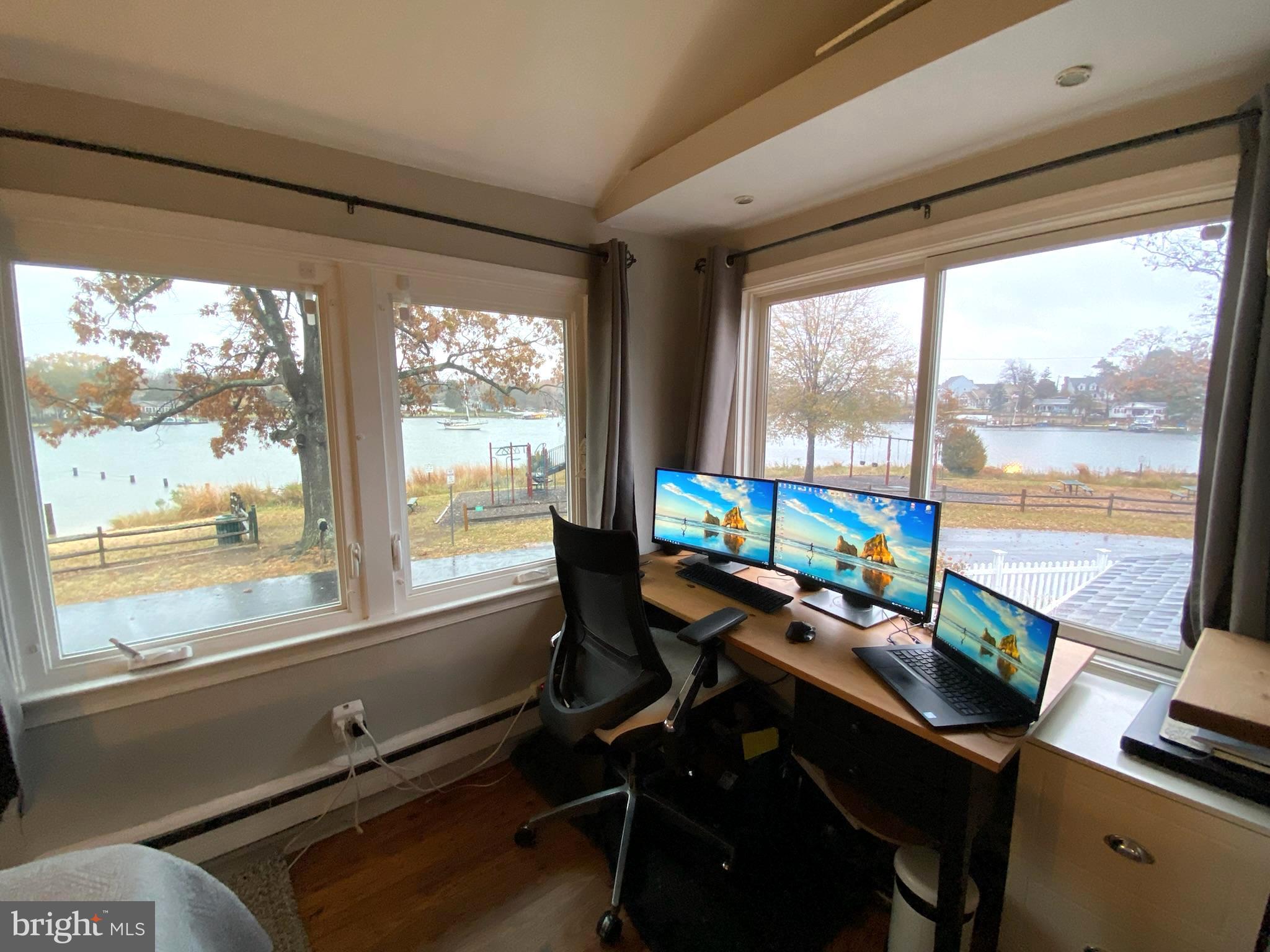 WOODLAND BEACH - Residential