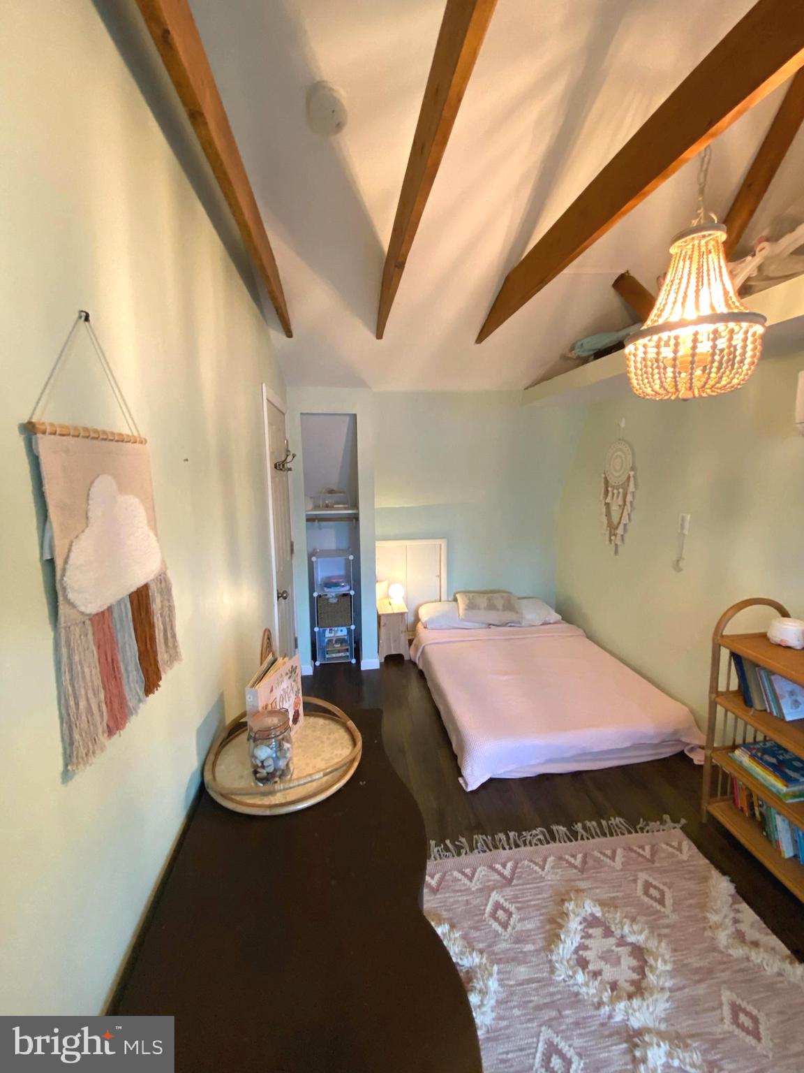 WOODLAND BEACH - Residential