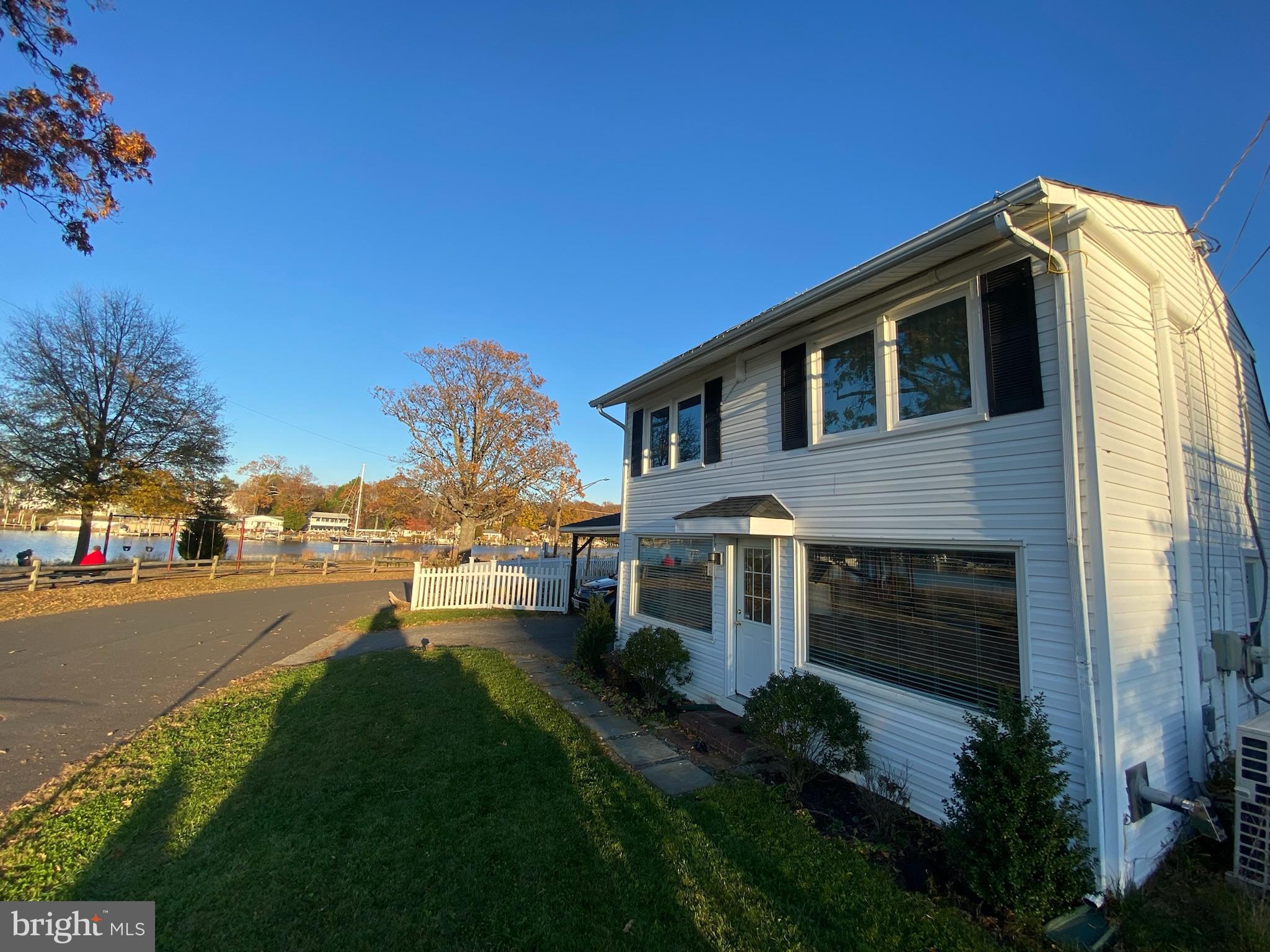 WOODLAND BEACH - Residential