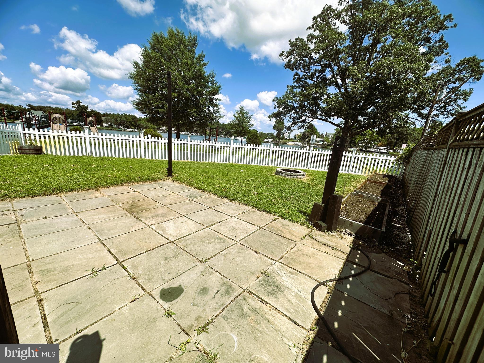 WOODLAND BEACH - Residential