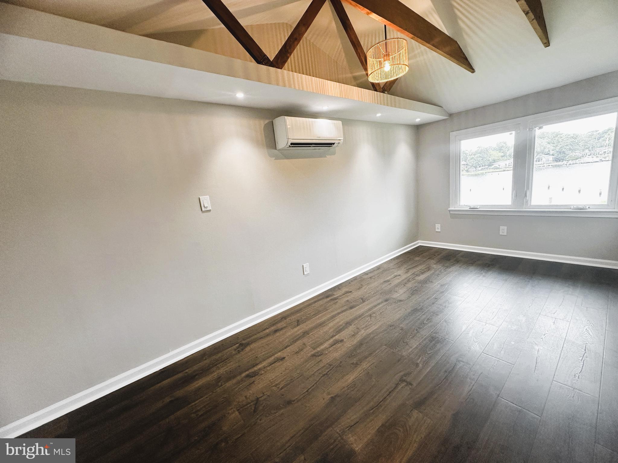 WOODLAND BEACH - Residential