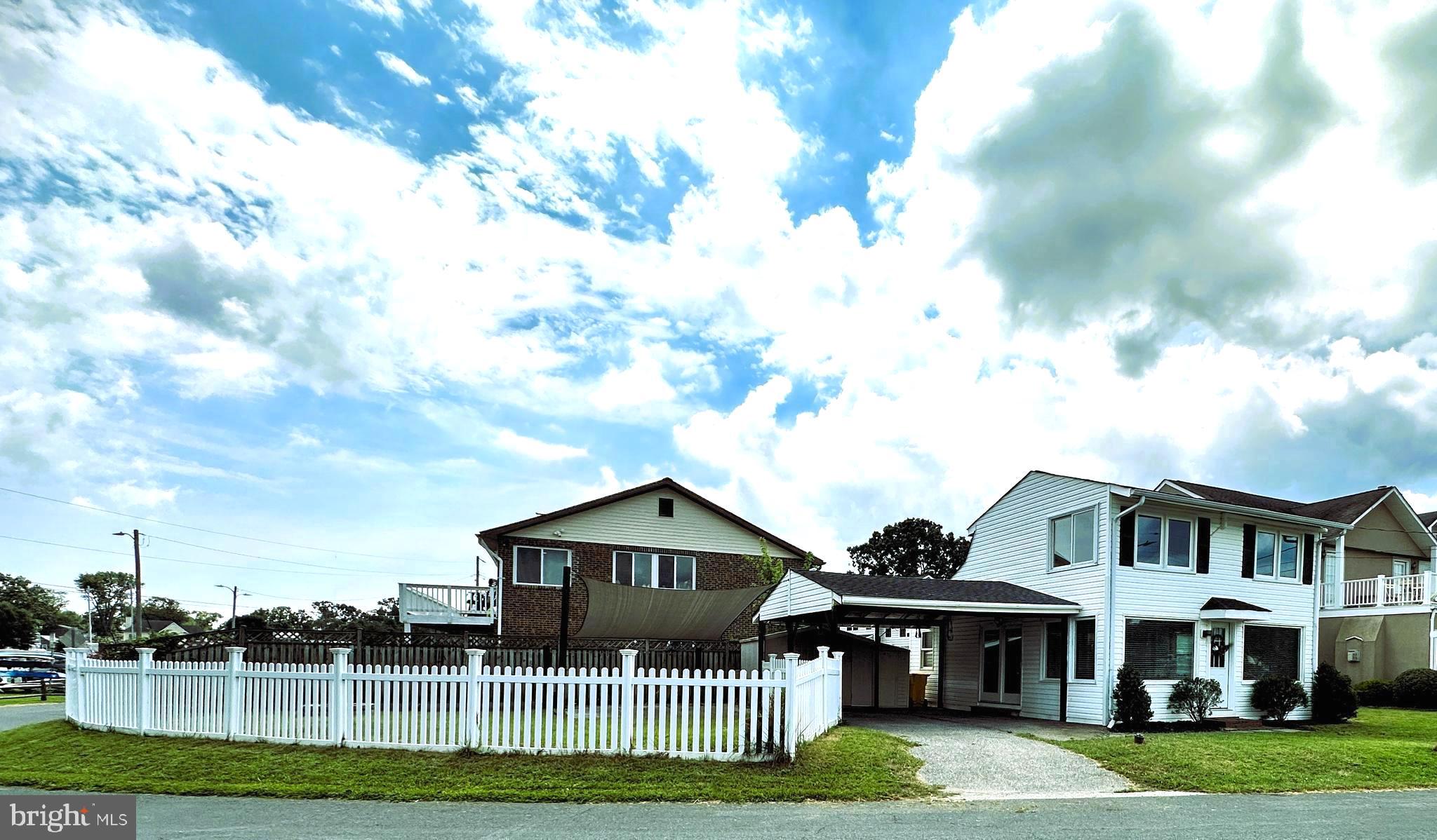 WOODLAND BEACH - Residential