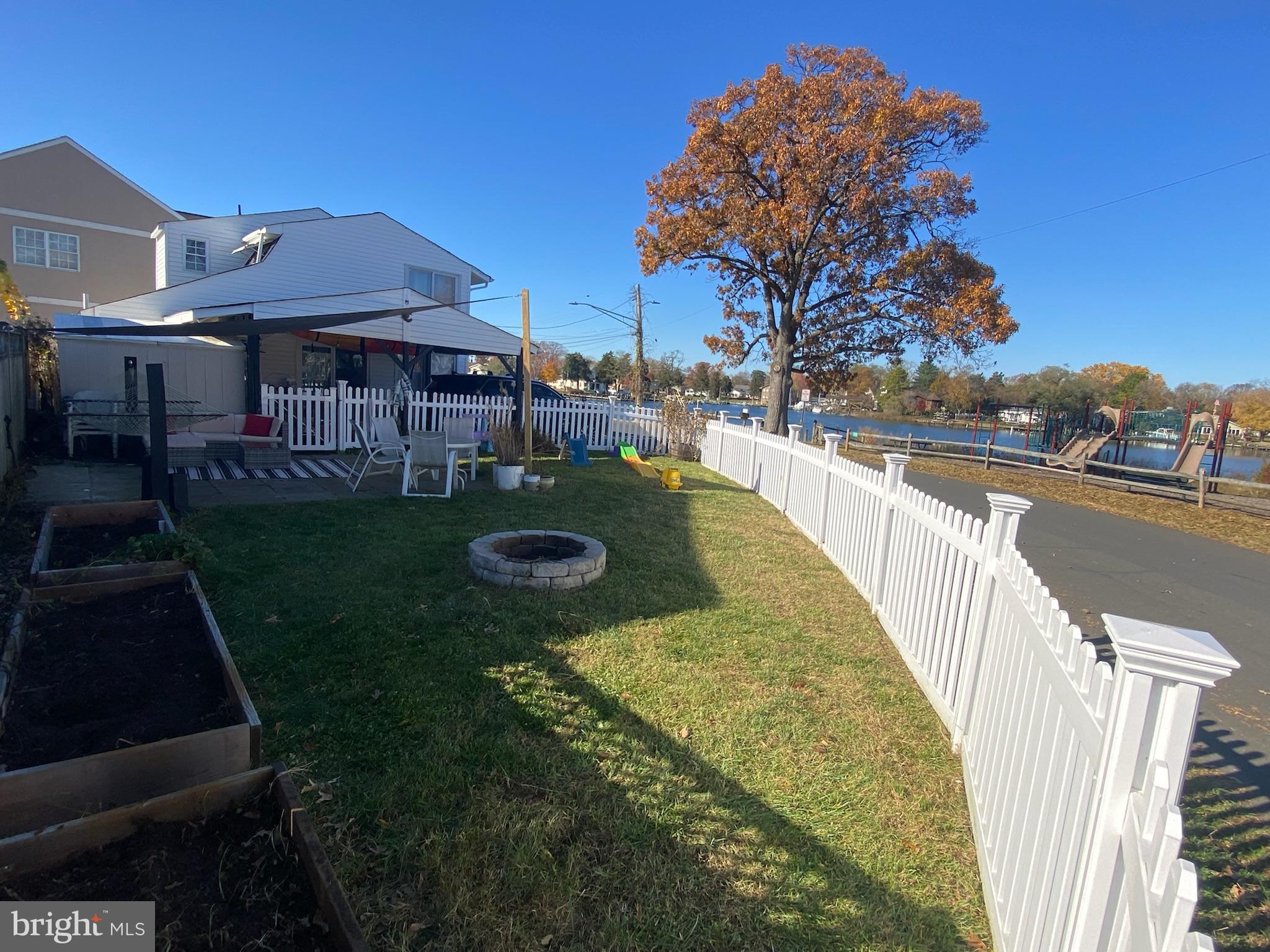 WOODLAND BEACH - Residential