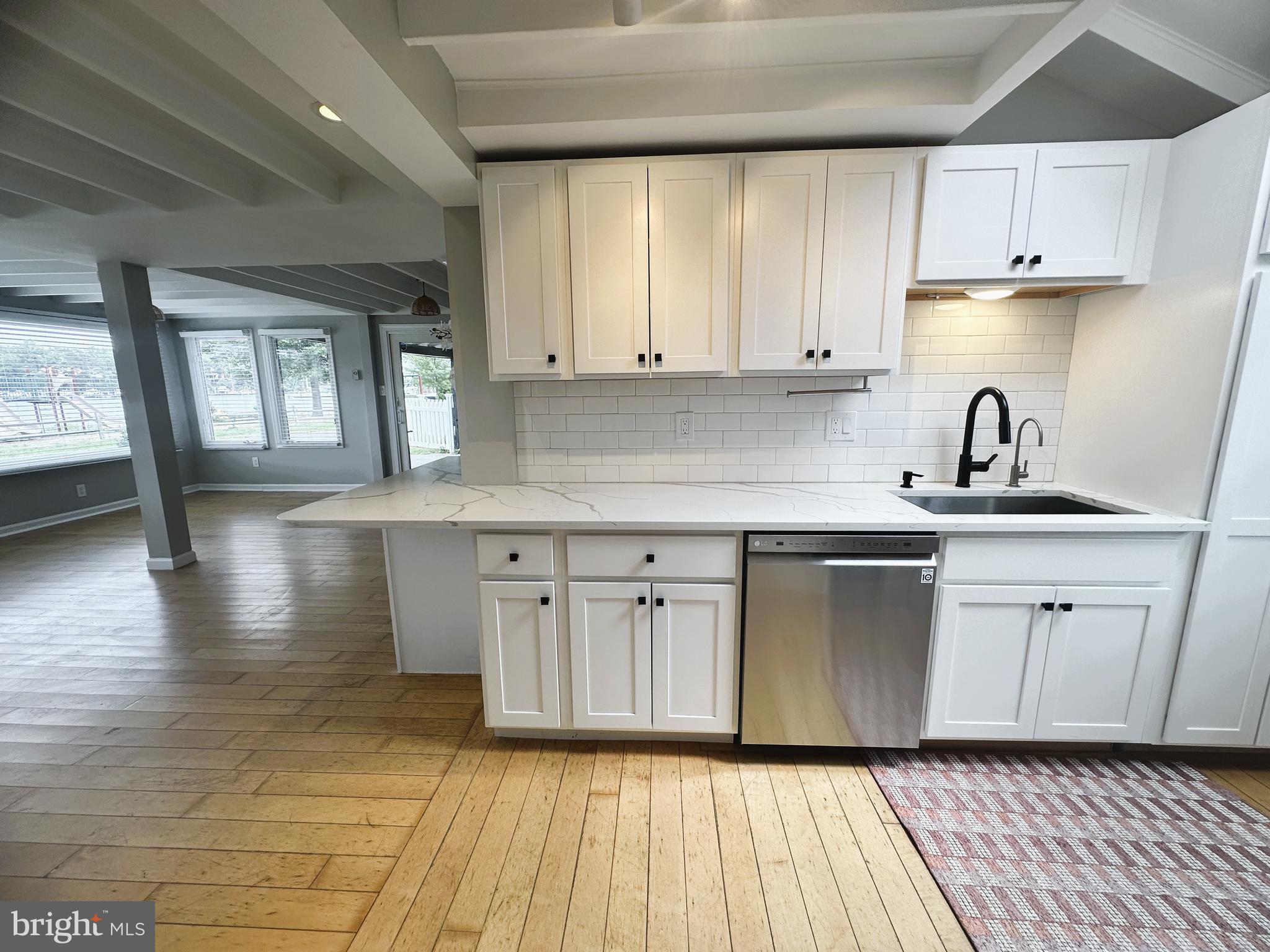 WOODLAND BEACH - Residential