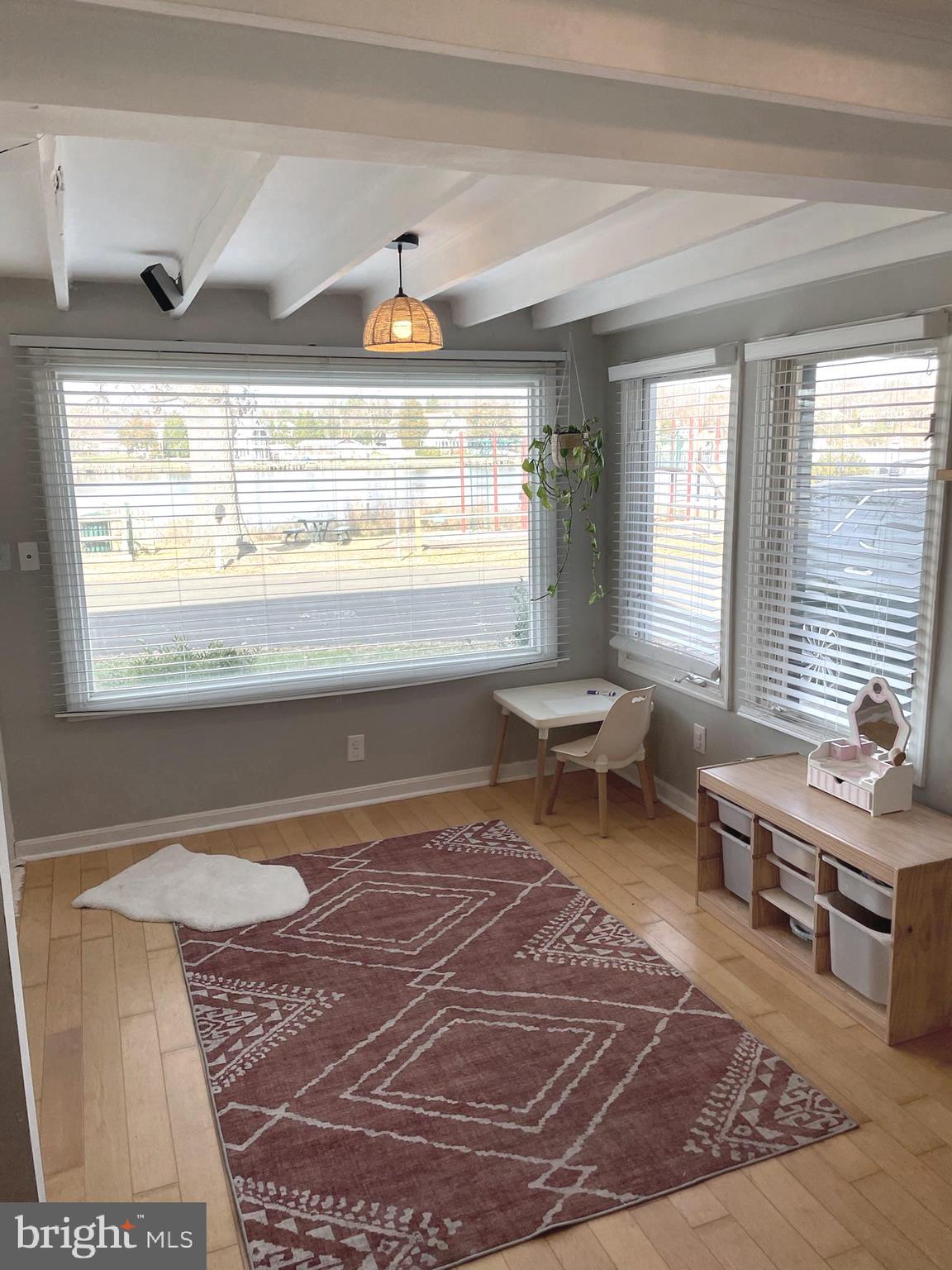 WOODLAND BEACH - Residential