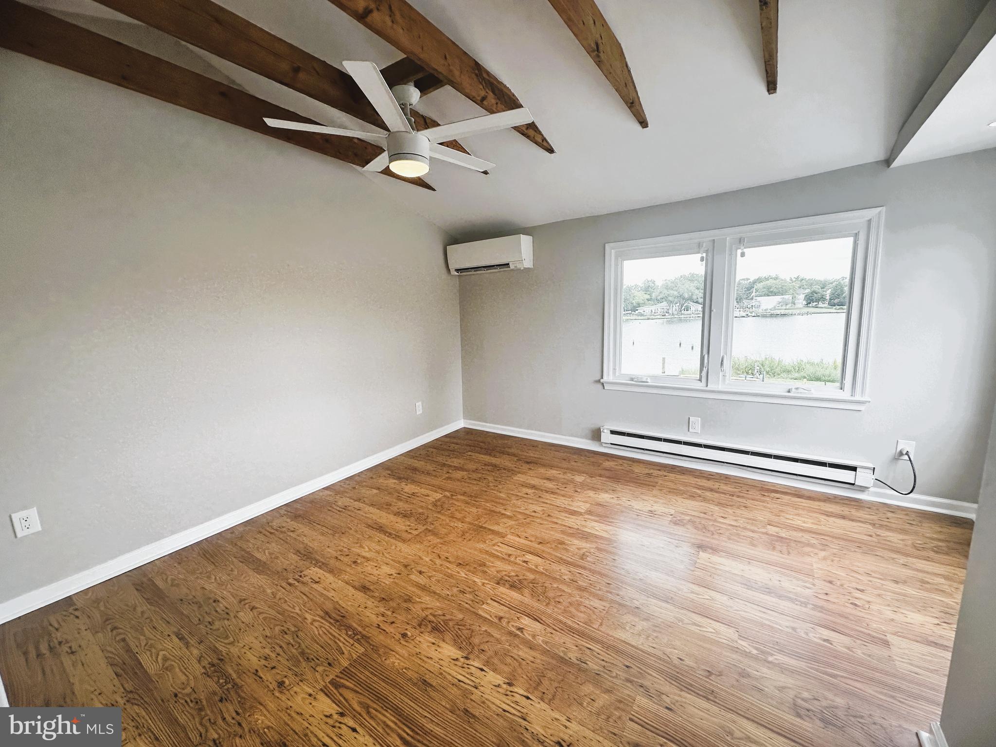 WOODLAND BEACH - Residential