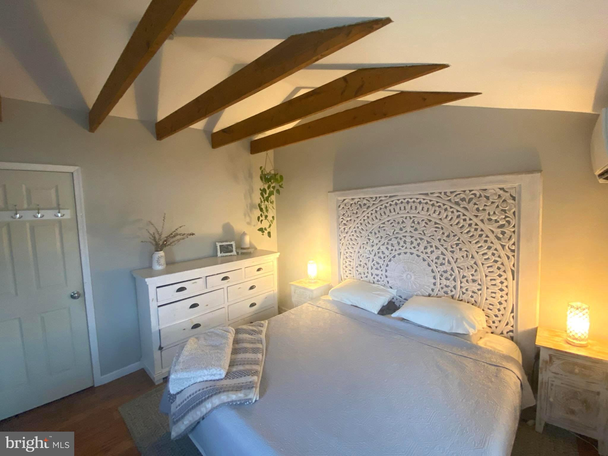 WOODLAND BEACH - Residential