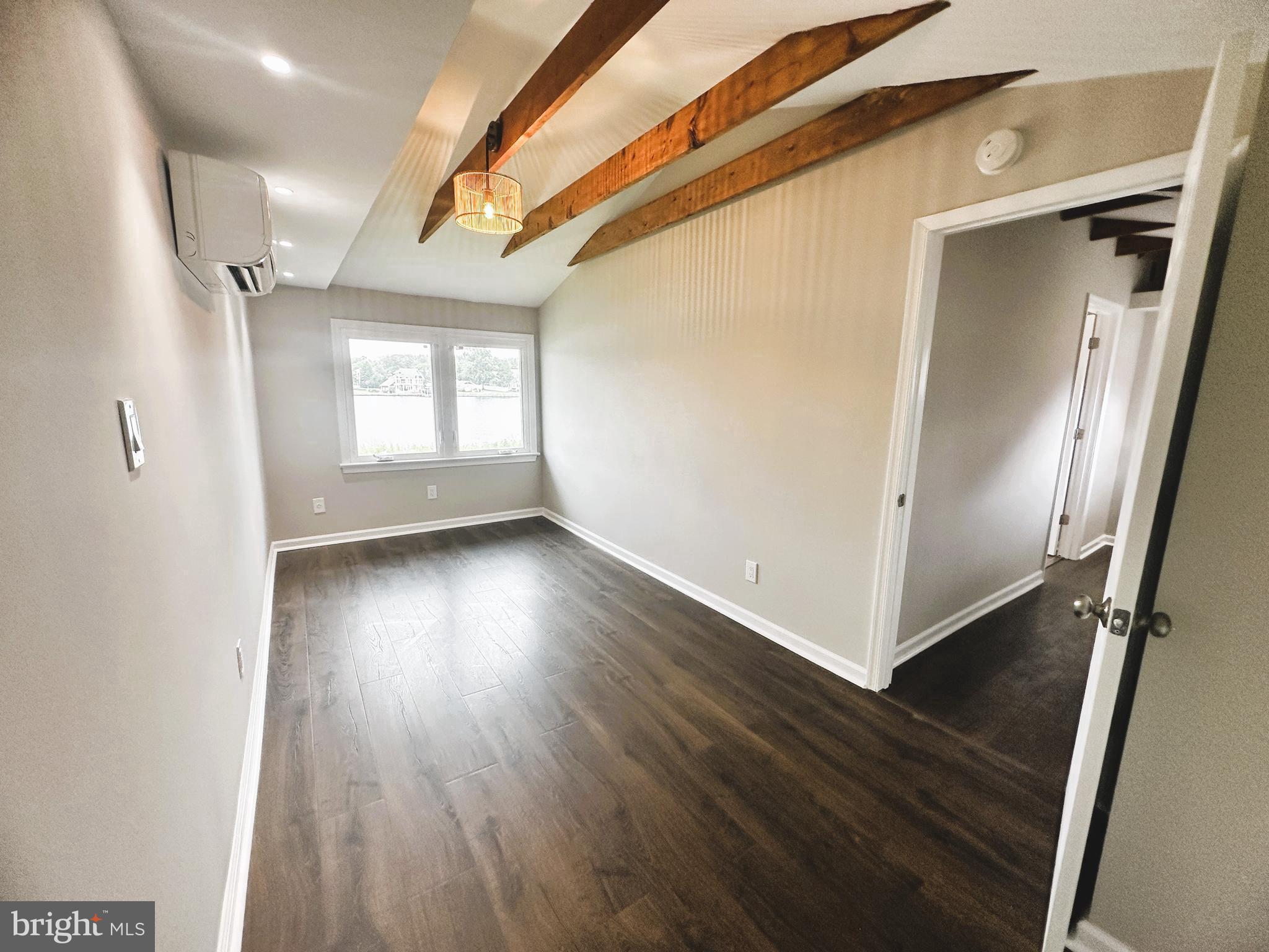 WOODLAND BEACH - Residential