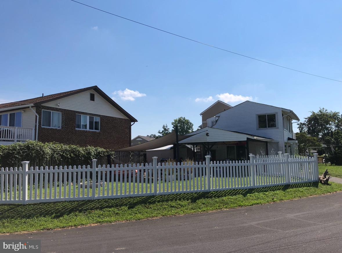 WOODLAND BEACH - Residential