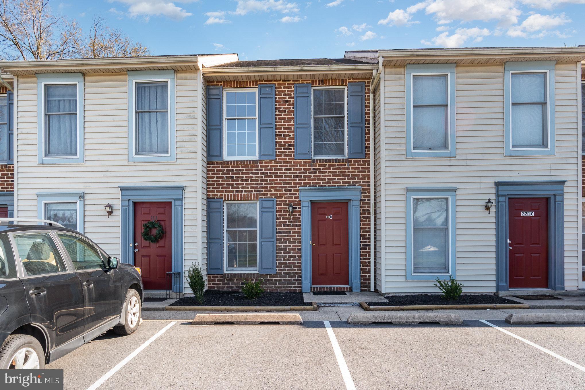 Duke Street Commons townhome in the heart of Hummelstown Borough! Features 2 spacious bedroom and 1.5 bath. Main levels offers a living room, kitchen, half bath and dining area w/ sliders leading out to a private deck . The 2nd floor offers 2 bedrooms and full bath plus a convenient laundry area. Great location and great price! Schedule your showing today!