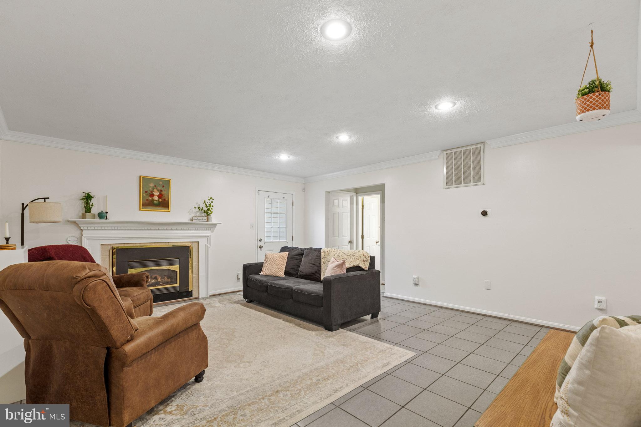 COUNTRY LAKES - Residential