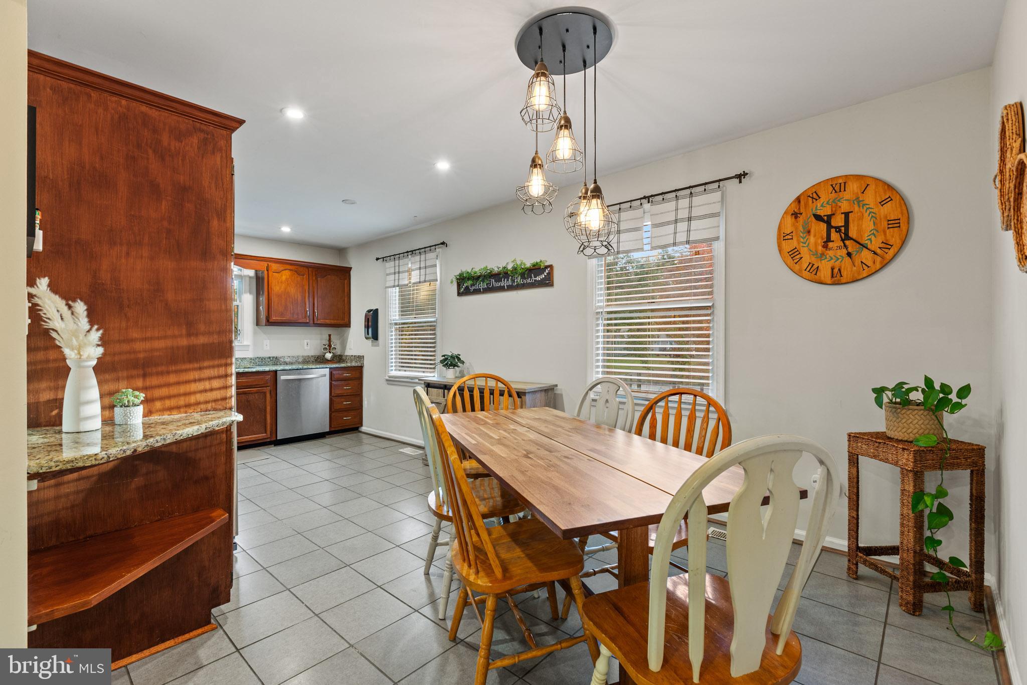 COUNTRY LAKES - Residential