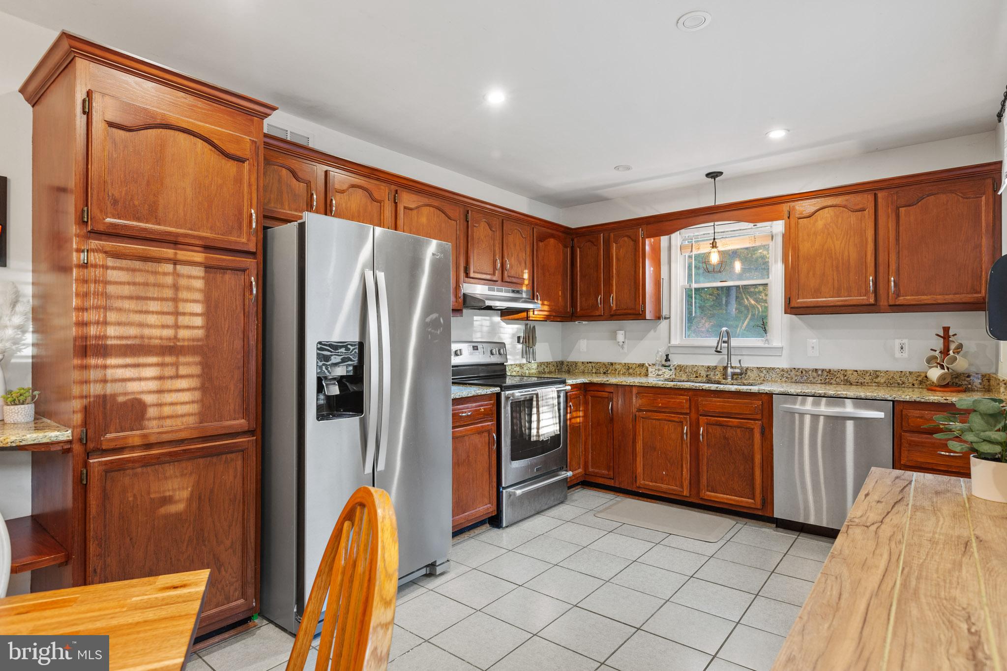 COUNTRY LAKES - Residential