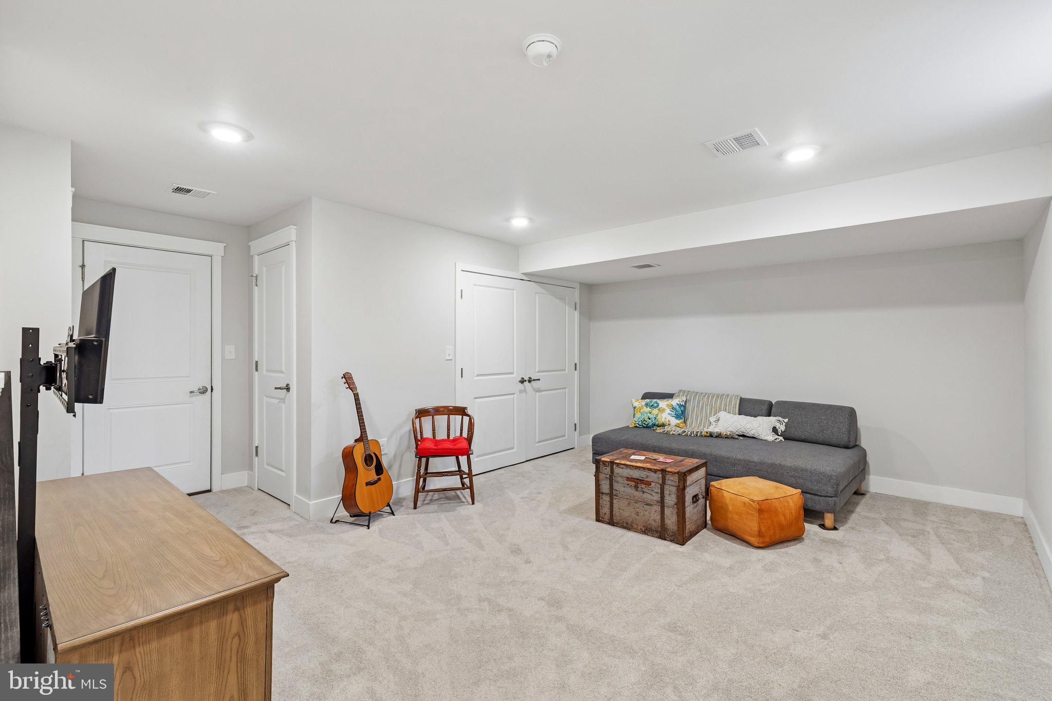 LEWIS MANOR - Residential