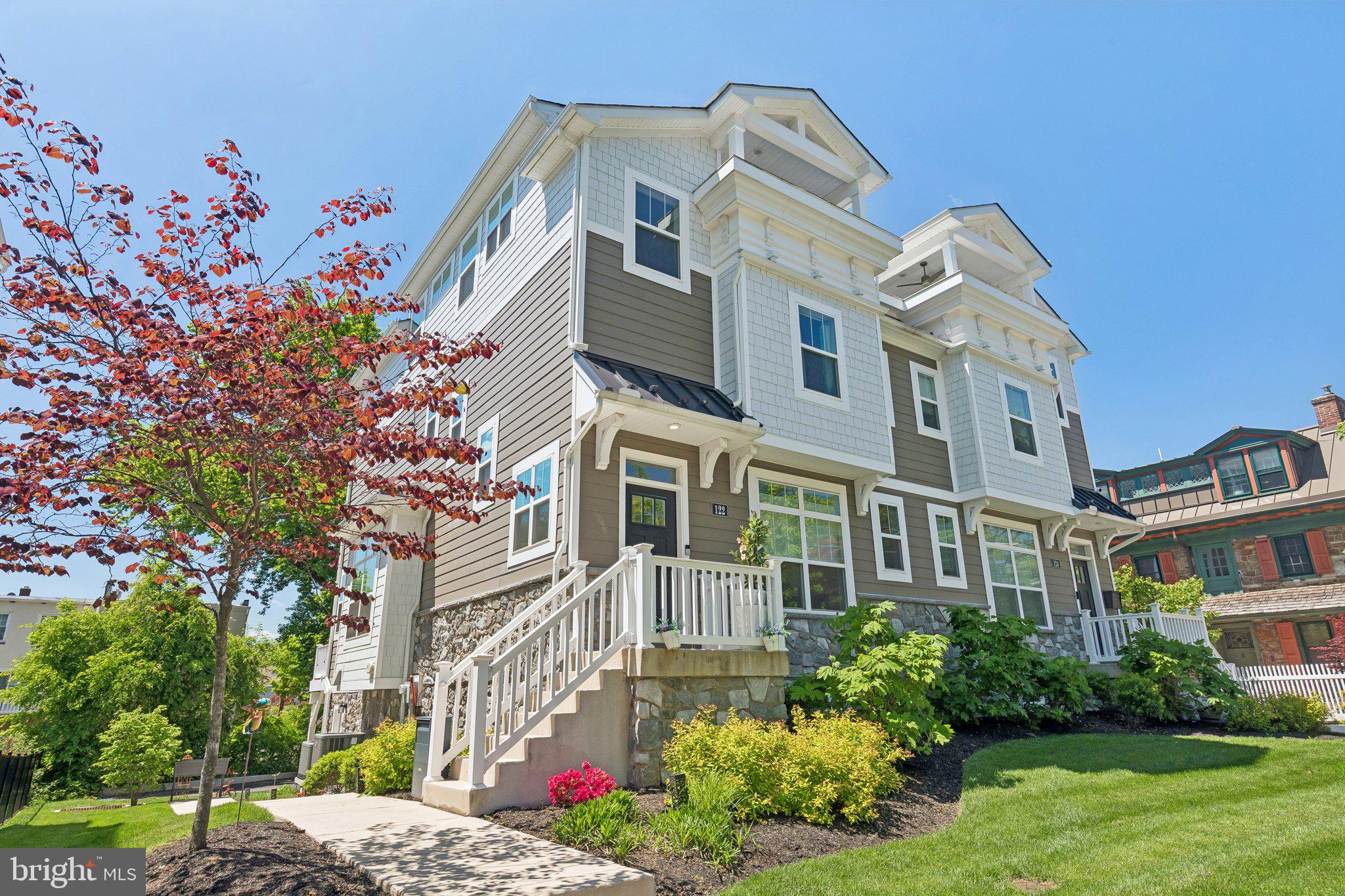 LEWIS MANOR - Residential