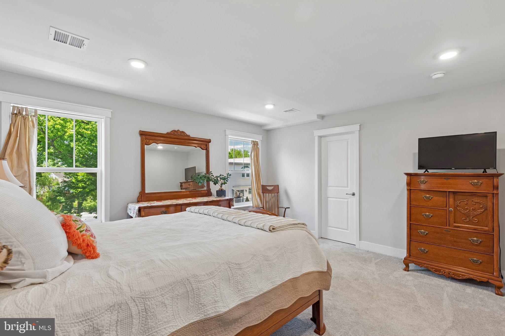 LEWIS MANOR - Residential