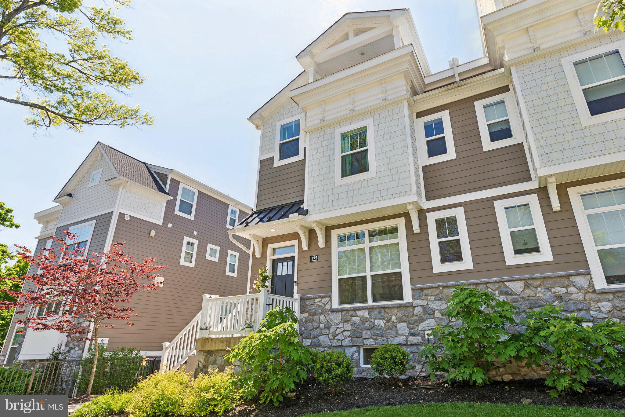 LEWIS MANOR - Residential