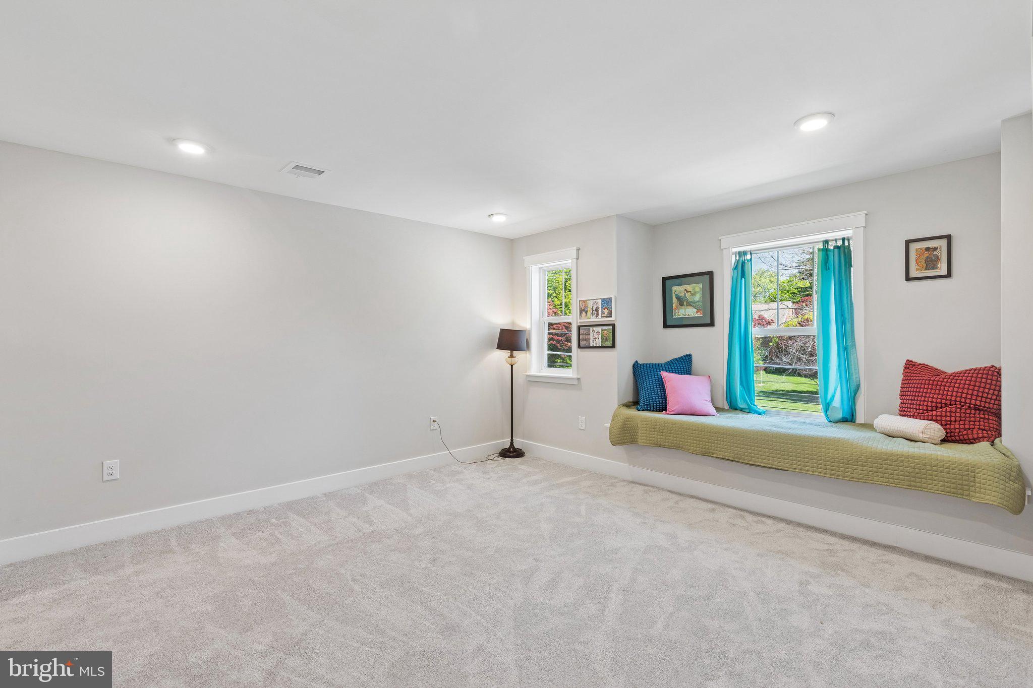 LEWIS MANOR - Residential