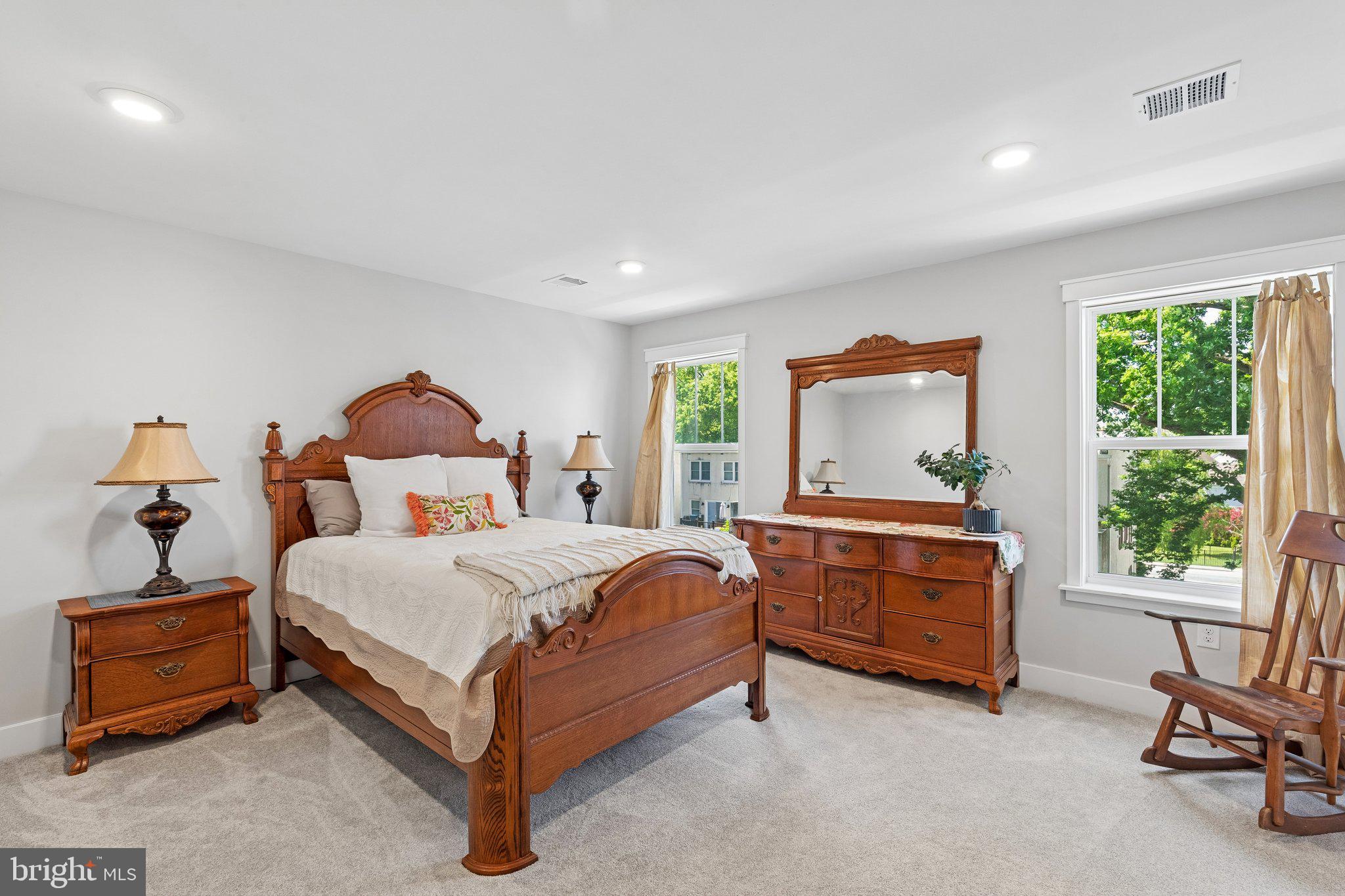 LEWIS MANOR - Residential