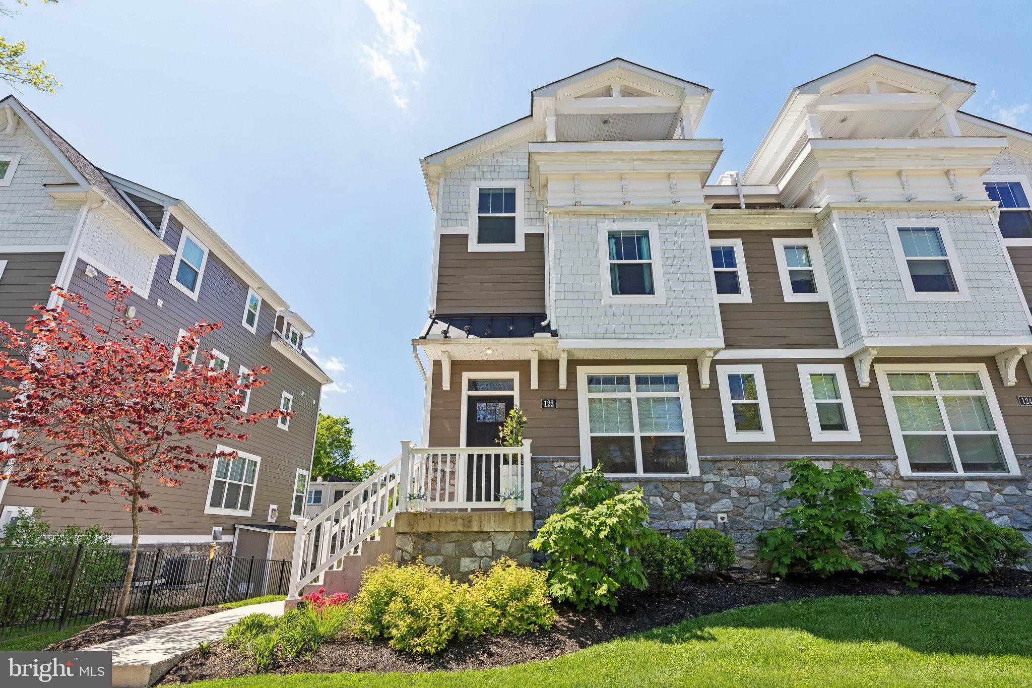 LEWIS MANOR - Residential