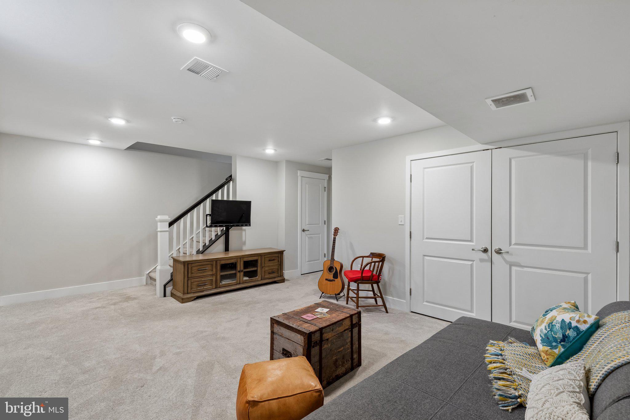 LEWIS MANOR - Residential