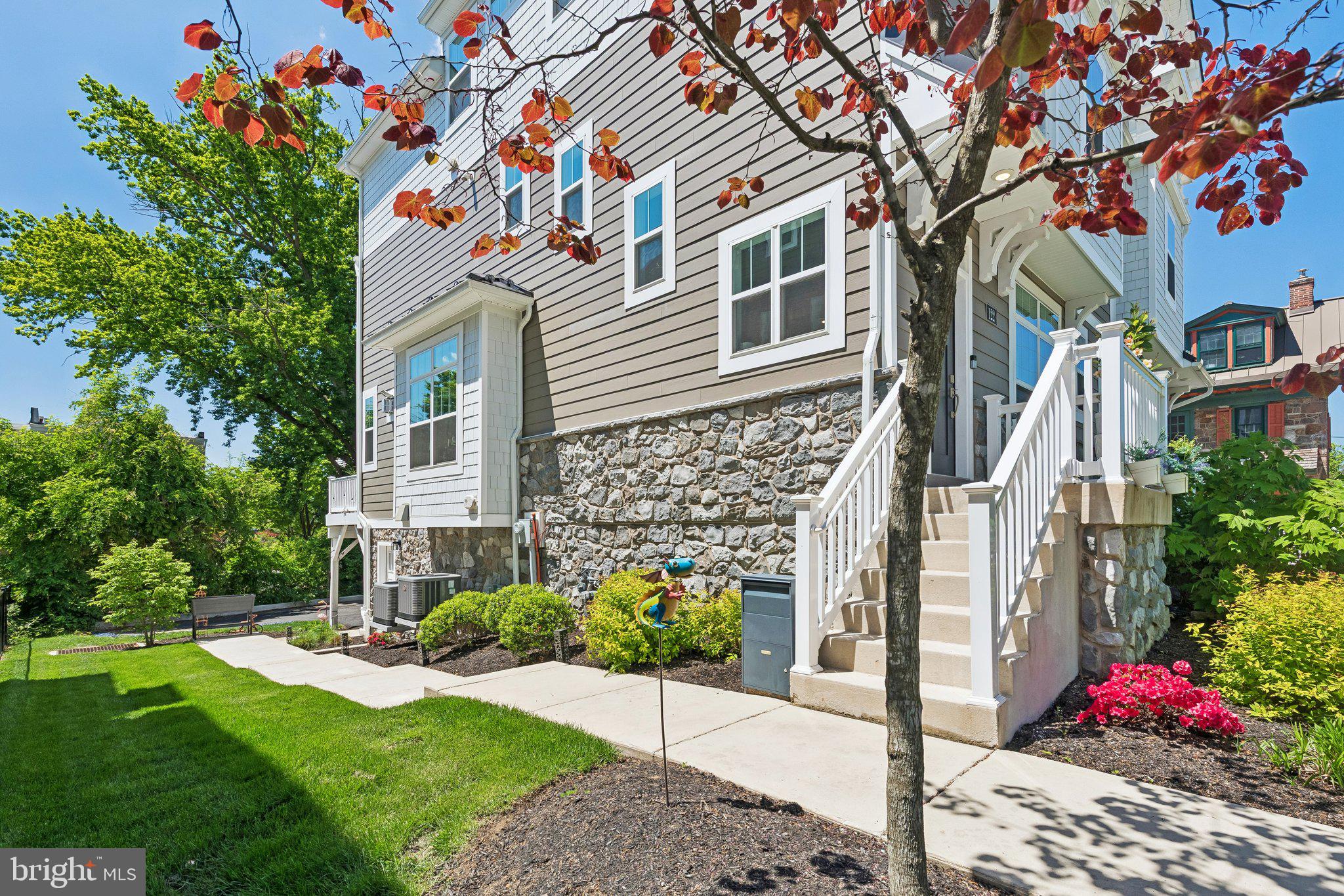 LEWIS MANOR - Residential