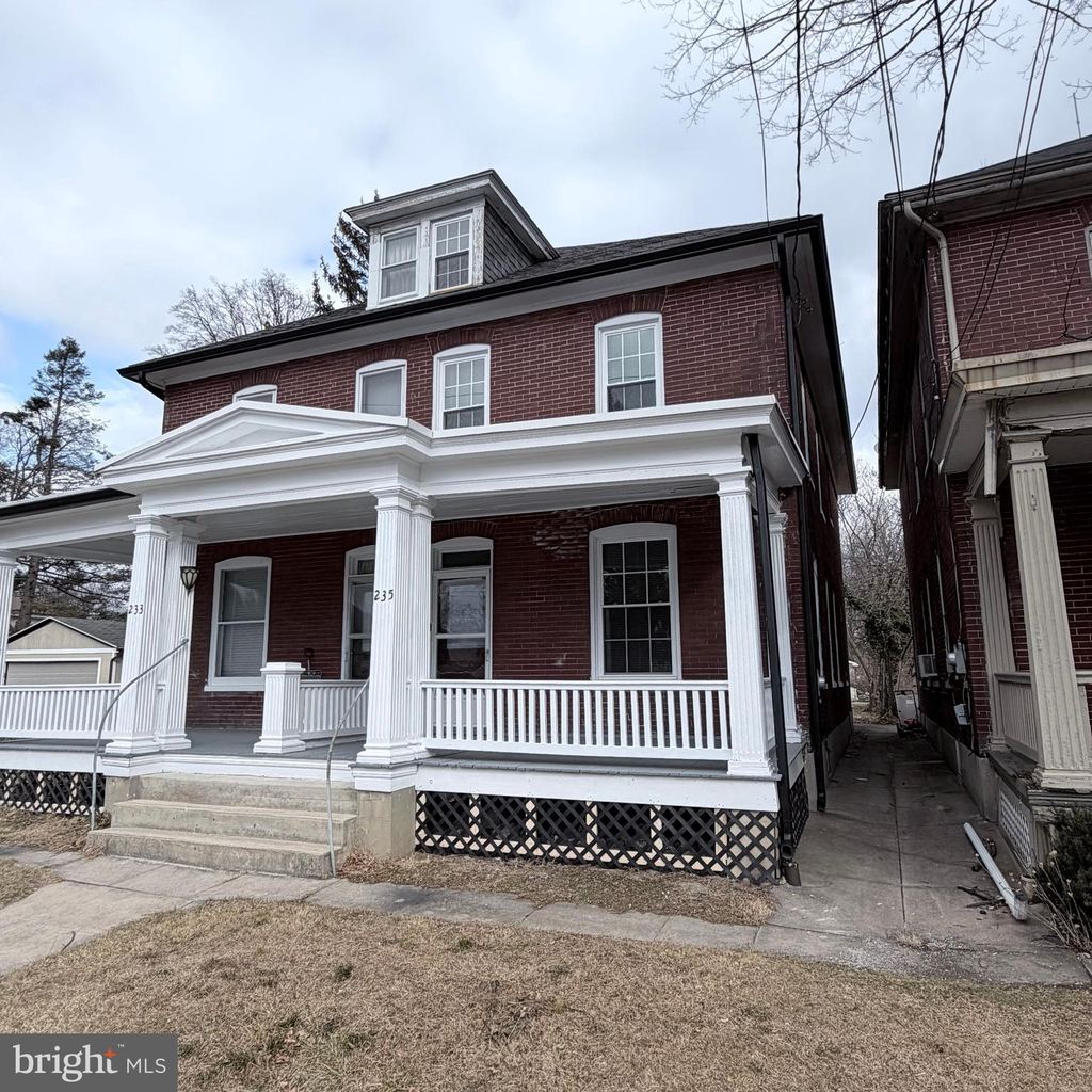 Photo of 235 Park Ave, CHAMBERSBURG, PA 17201 (MLS # PAFL2032200)