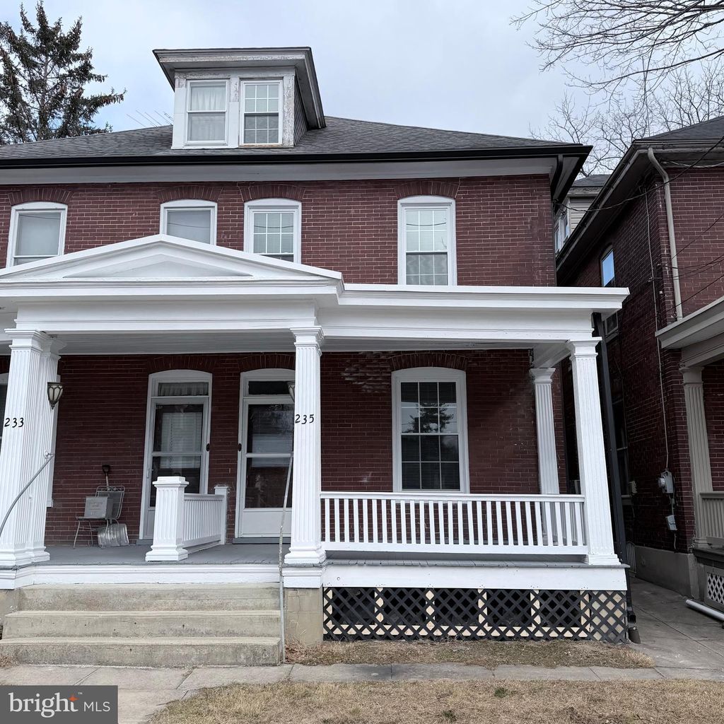 Photo of 235 Park Ave, CHAMBERSBURG, PA 17201 (MLS # PAFL2032200)