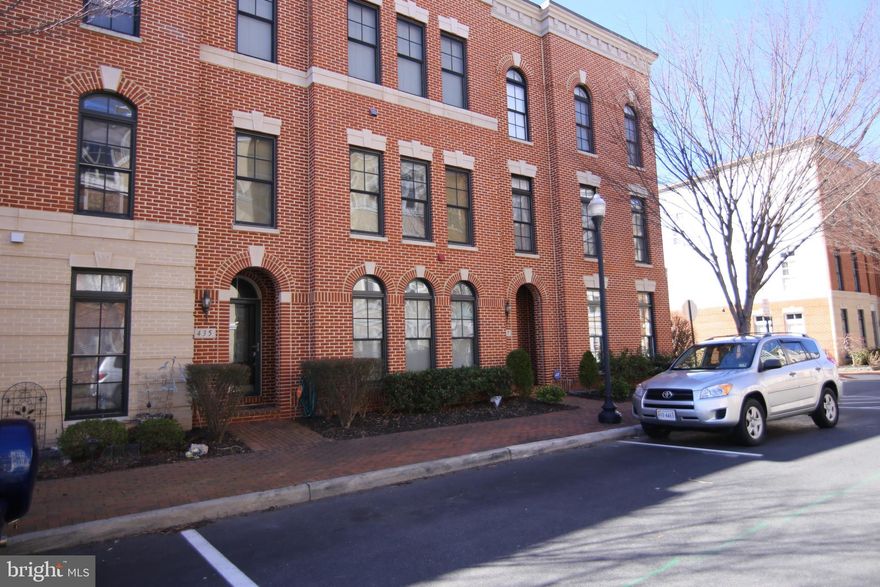 BEAUTIFUL BROWNSTONE W/OVER 3000 SQ. FT.* THREE BEDROOMS, 3.5 BATHS, GOURMET KITCHEN W/ISLAND, DOUBLE OVENS, UPGRADED COUNTER TOPS, BUILT-INS, BUTLERS PANTRY, CHAIR & CROWN MOLDINGS, ENTRY LEVEL BEDROOM, 2-SIDED FIREPLACE & RETRACTABLE AWNING, DUAL ZONE HEATING, AND MANY UPGRADES.  JUST STEPS TO RIVER, MARINA & SHOPS.  VRE & I95 LESS THAN TWO MILES, EIGHT MILES TO FT. BELVOIR.