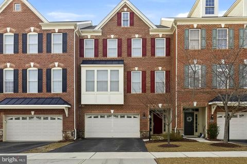 Townhouse For Sale - 22597 Windsor Locks Square<br/> ASHBURN, VA 20148
