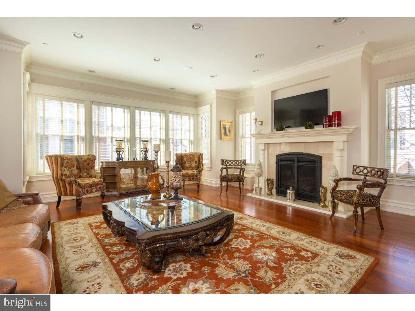 QUEEN VILLAGE - Residential