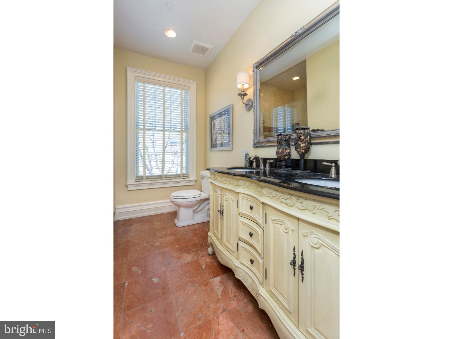 QUEEN VILLAGE - Residential