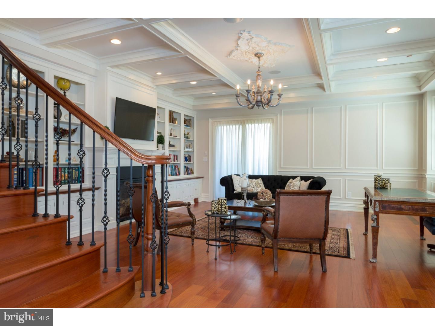 QUEEN VILLAGE - Residential