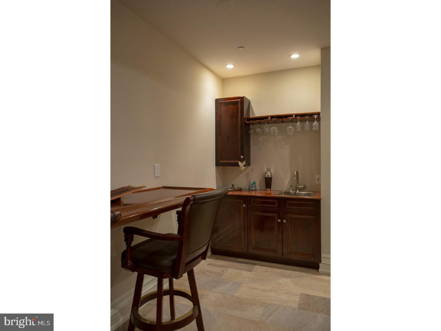 QUEEN VILLAGE - Residential