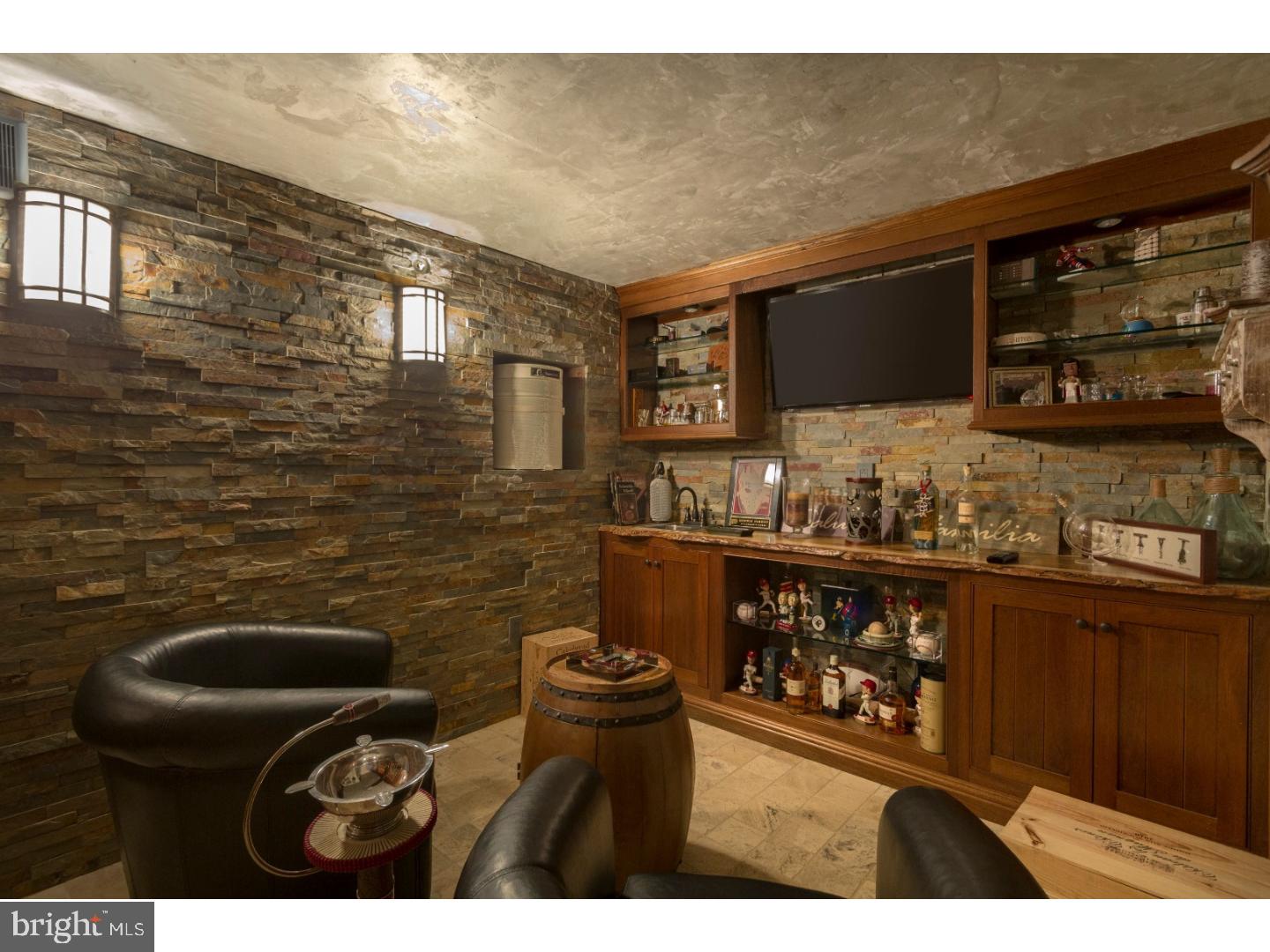 QUEEN VILLAGE - Residential