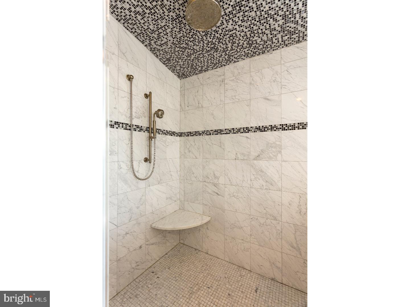 QUEEN VILLAGE - Residential