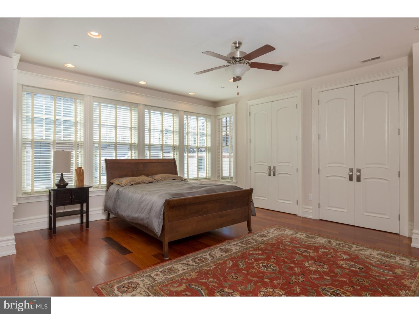 QUEEN VILLAGE - Residential