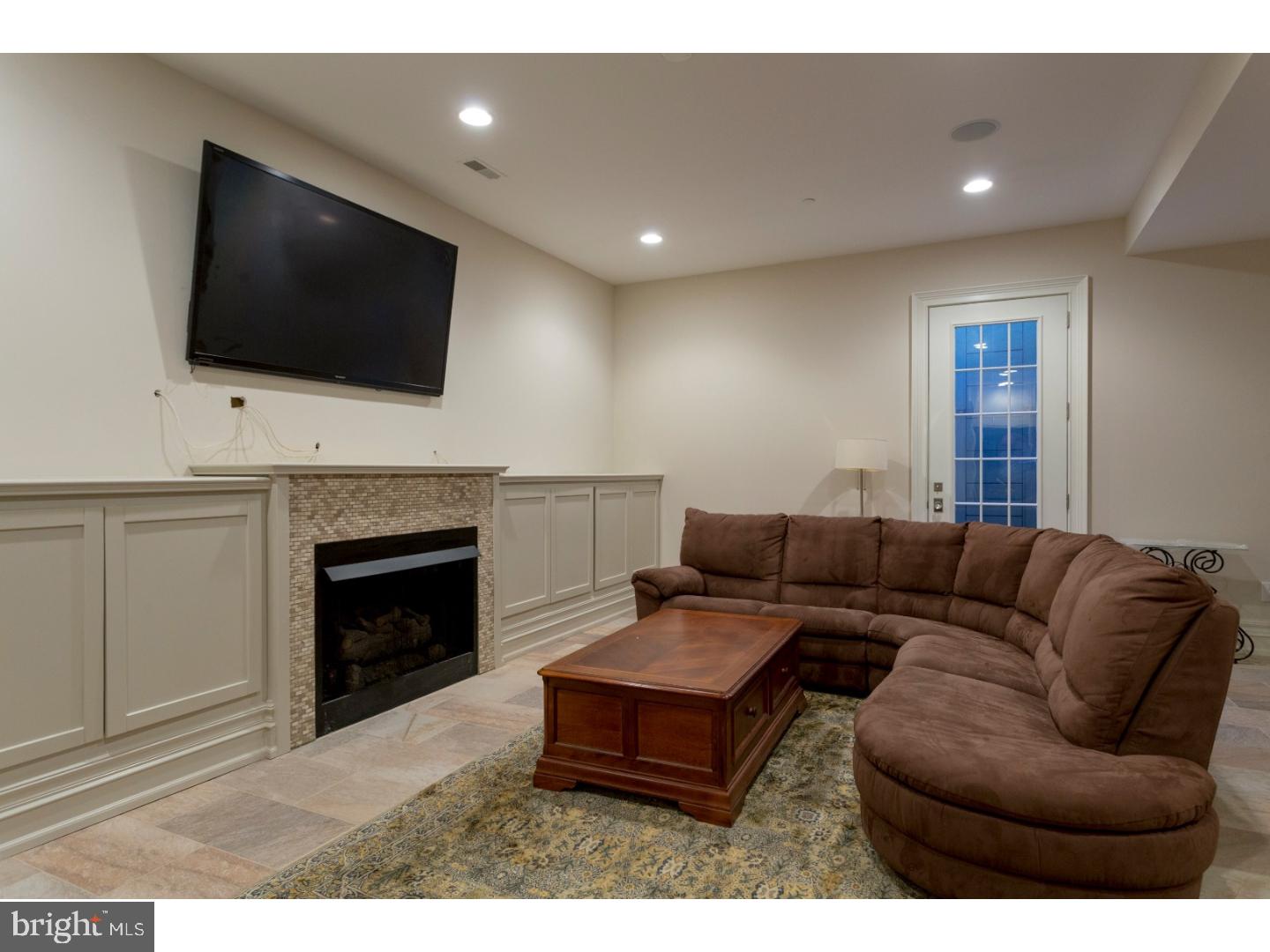 QUEEN VILLAGE - Residential