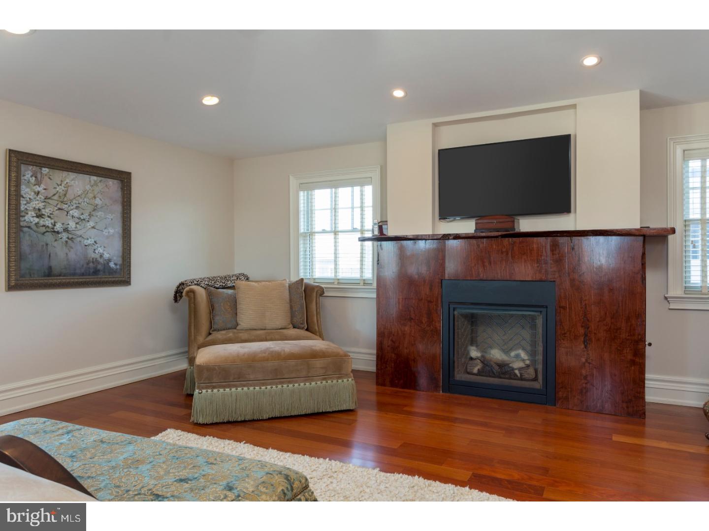 QUEEN VILLAGE - Residential