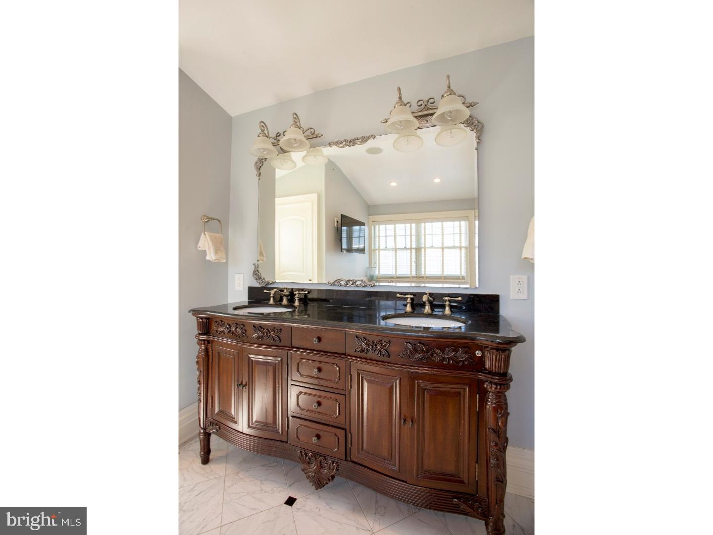 QUEEN VILLAGE - Residential