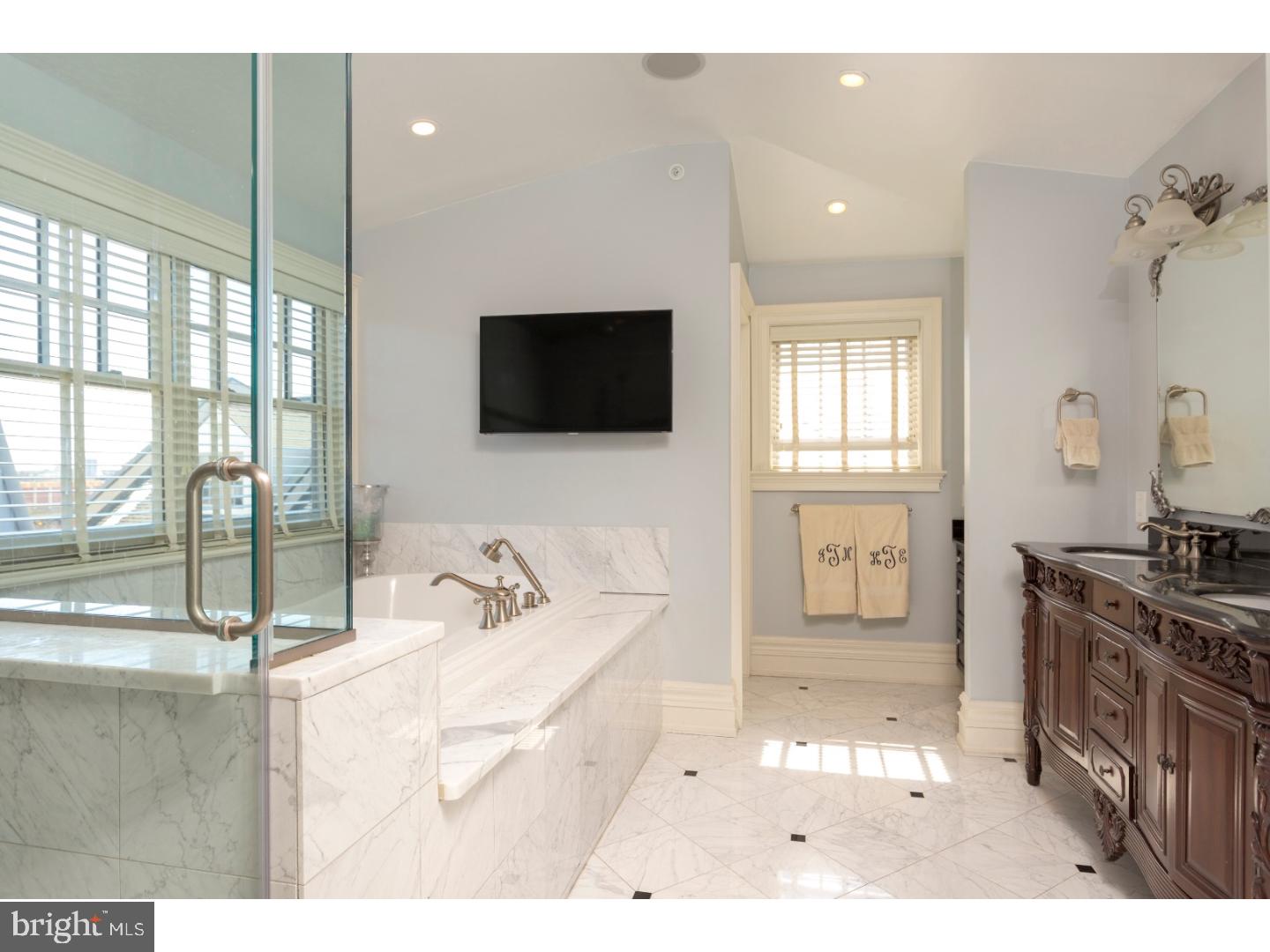 QUEEN VILLAGE - Residential