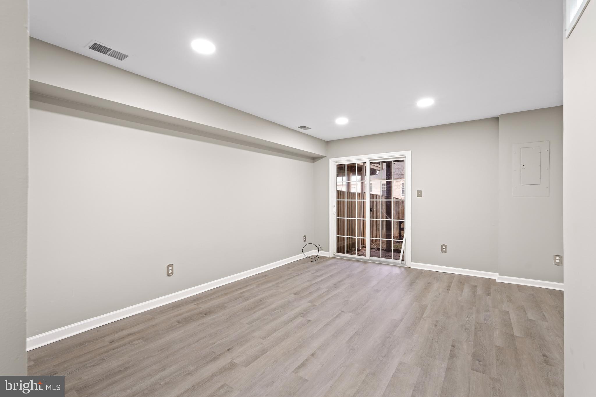 RIVER OAKS - Residential