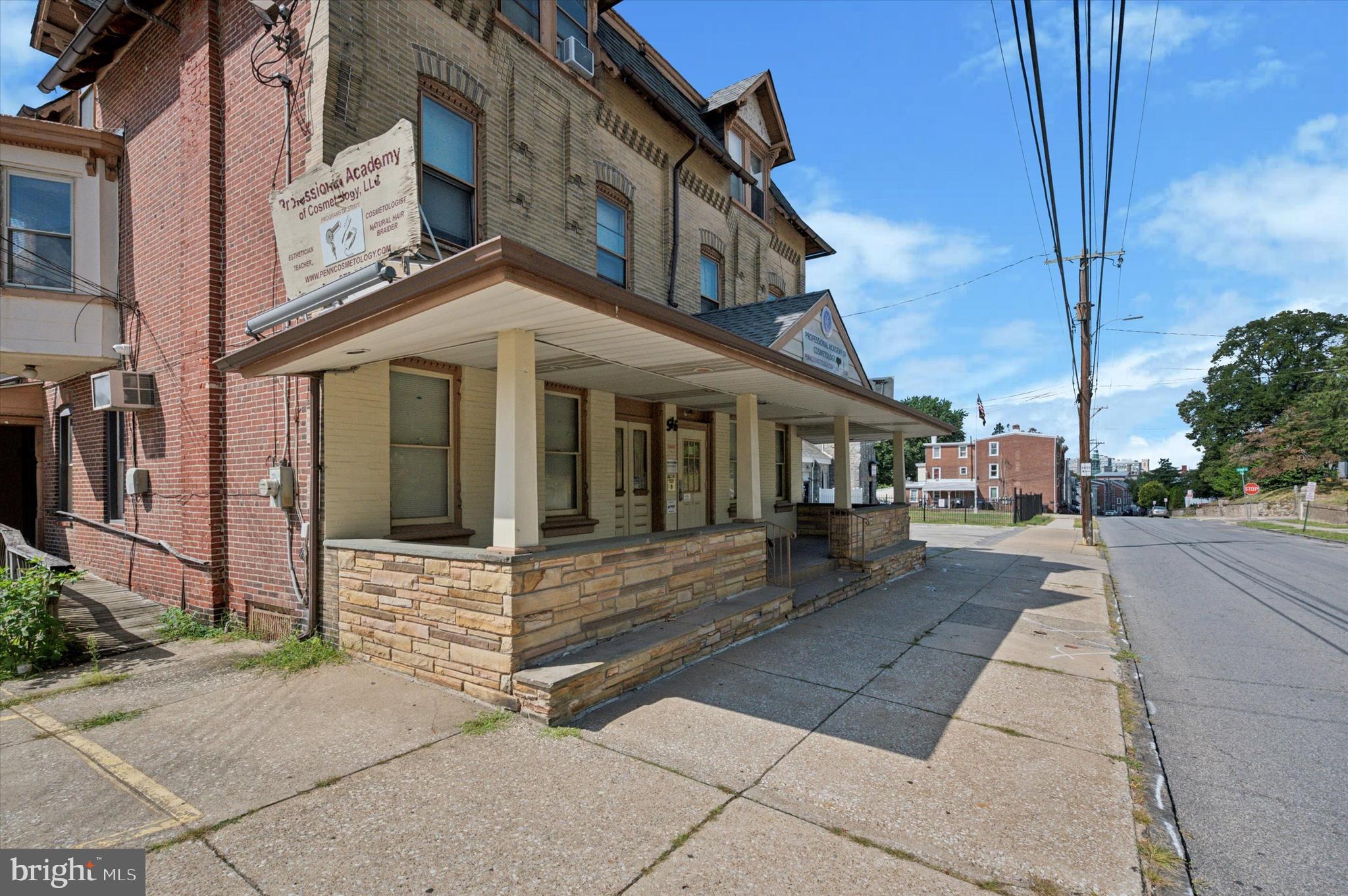 Main image without alt text